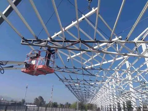 Montaje de estructura metálica con pintura intumescente, obra de Disalva SpA