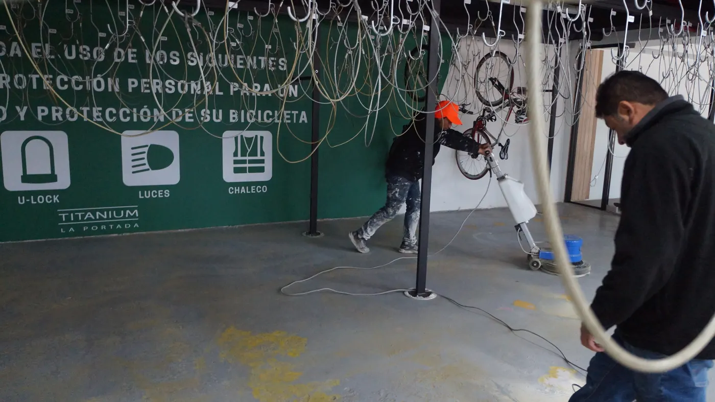 Piso Epóxico en Bicicletero Corporativo — fotografía 7 de 12