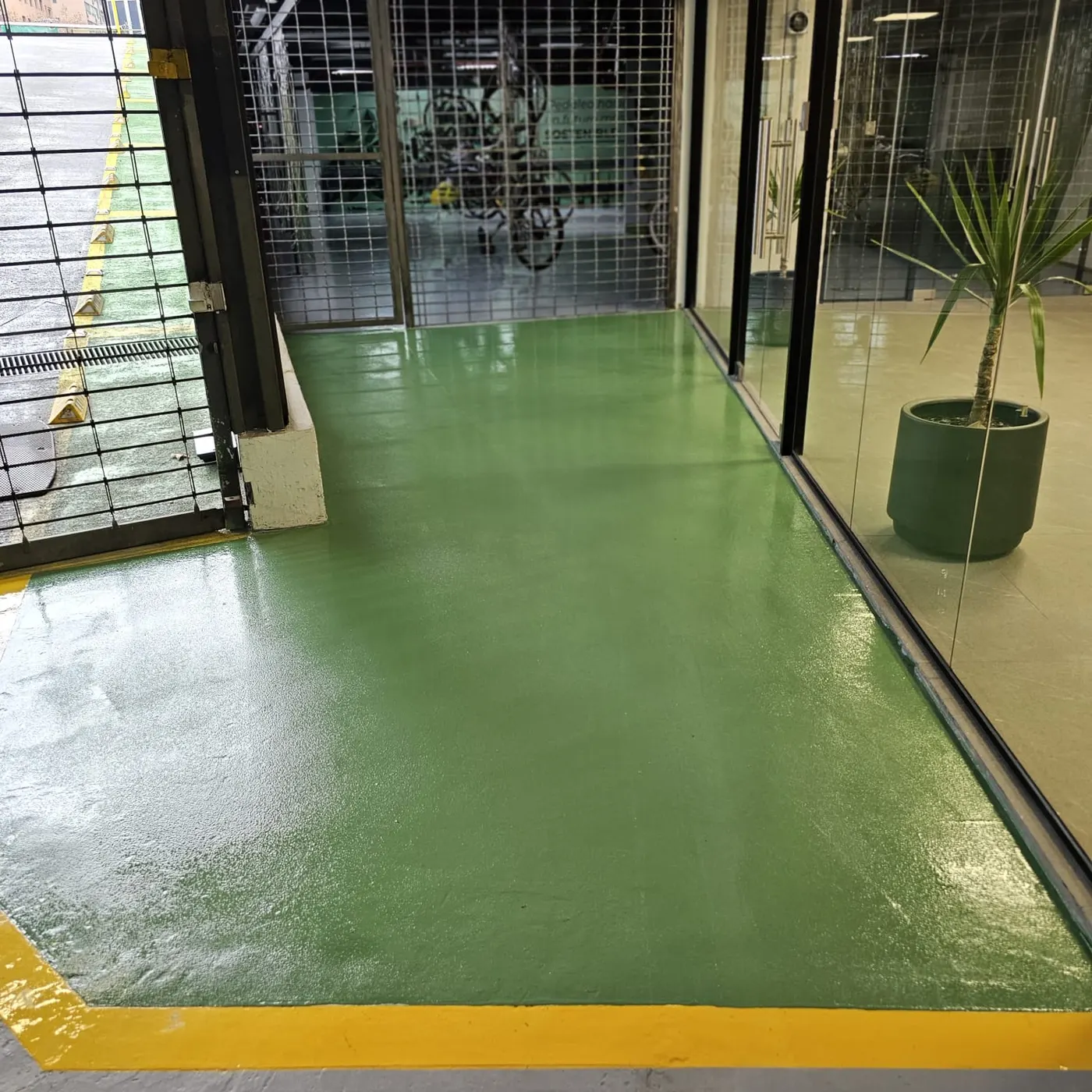 Piso Epóxico en Bicicletero Corporativo — fotografía 9 de 12