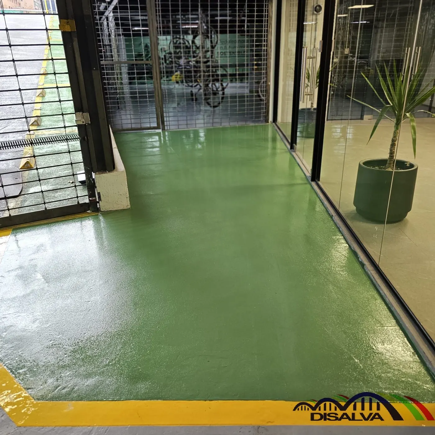 Piso Epóxico en Bicicletero Corporativo — fotografía 2 de 12
