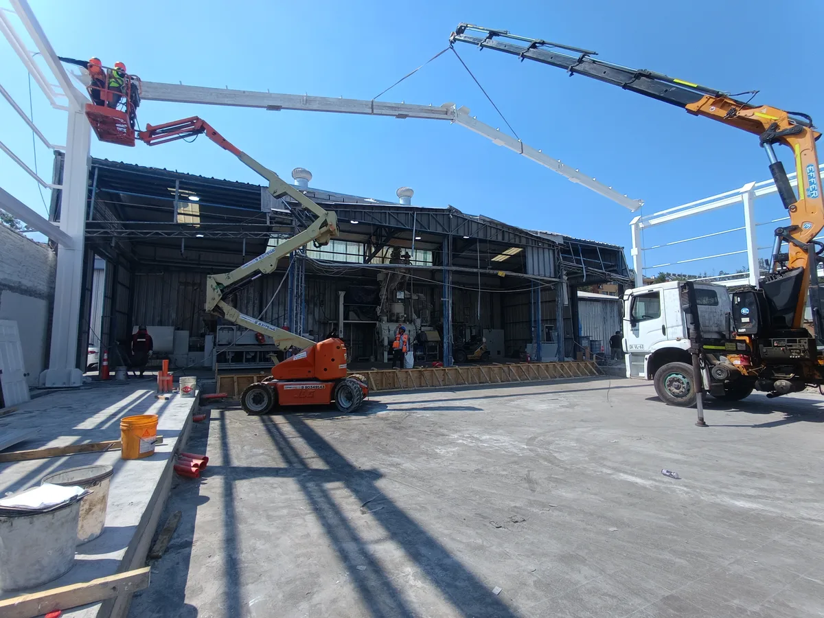 Montaje de estructura metálica con grúa y plataforma elevadora