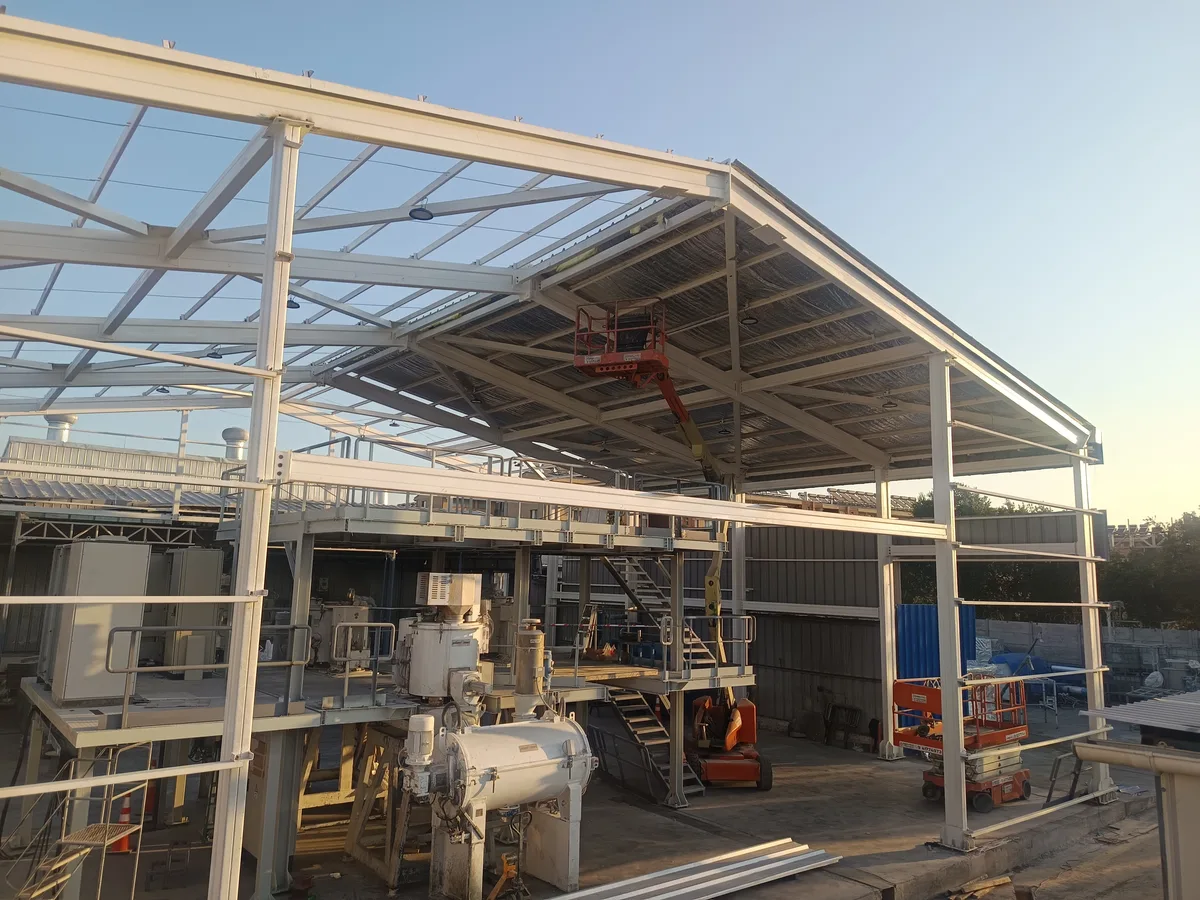 Estructura metálica con cubierta y entrepiso durante la construcción