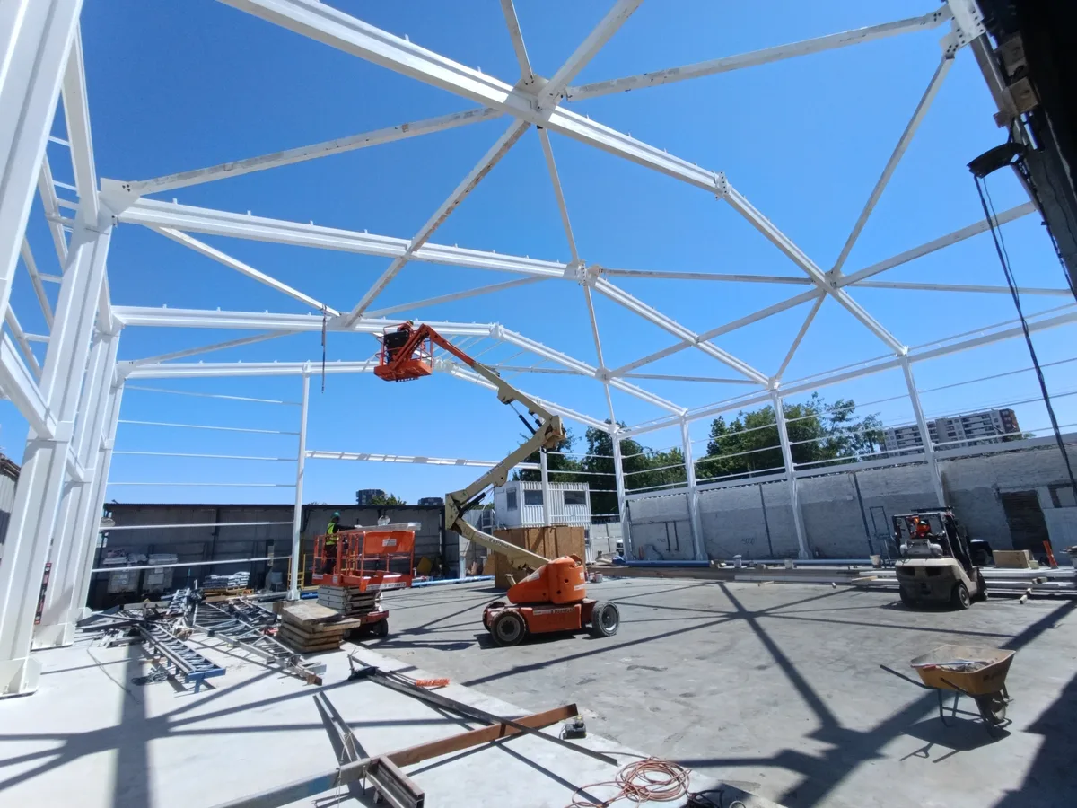 Montaje de estructura de cubierta metálica sobre la nave industrial