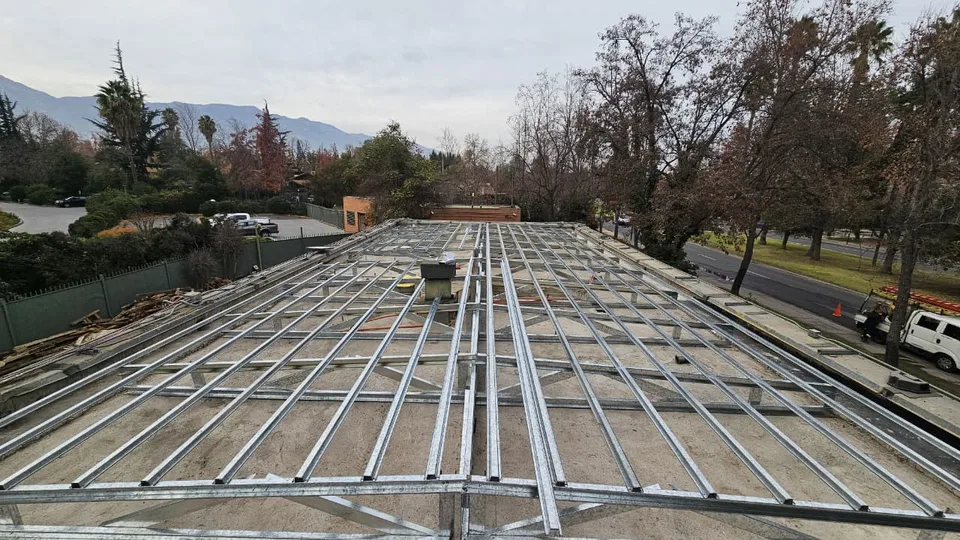 Montaje de estructura de cubierta metálica en edificio corporativo