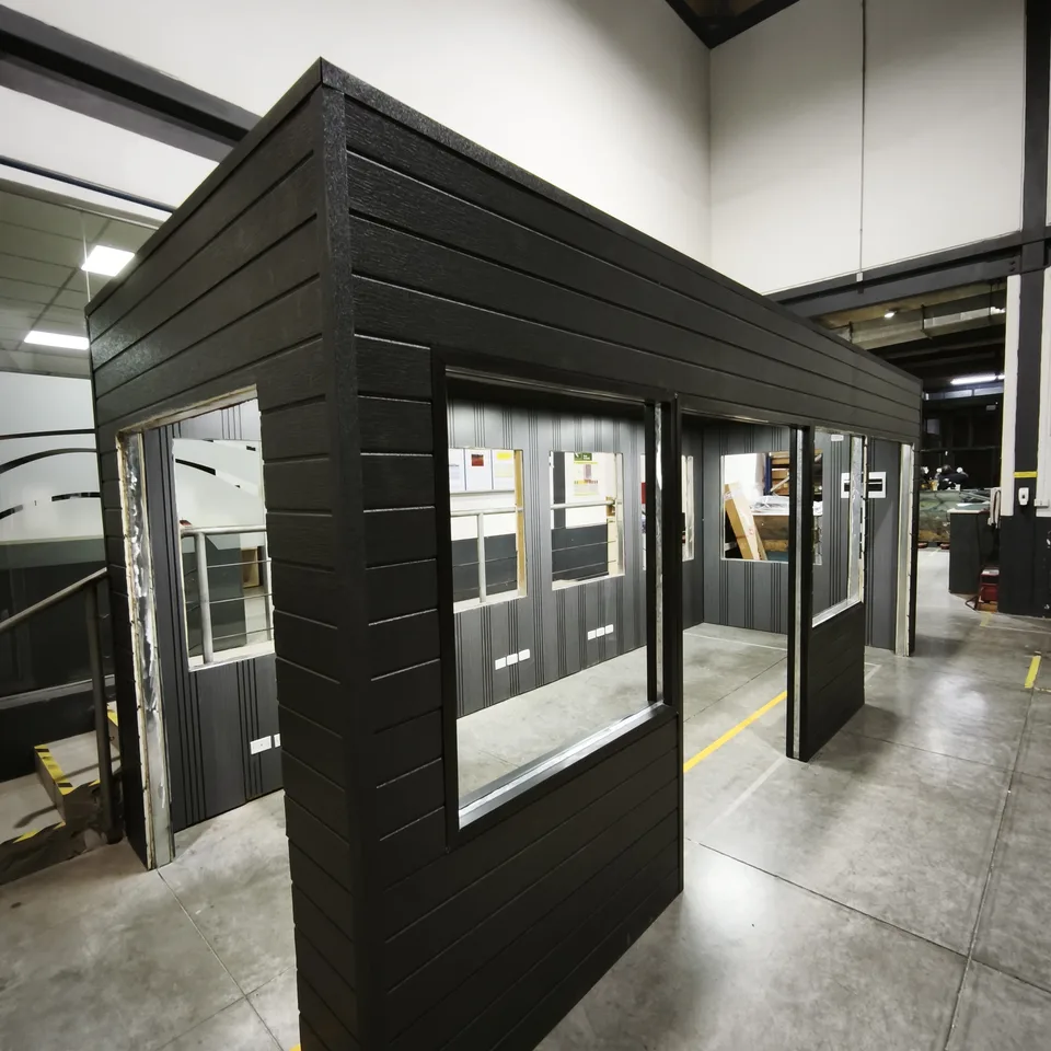 Oficina interior modular en bodega industrial