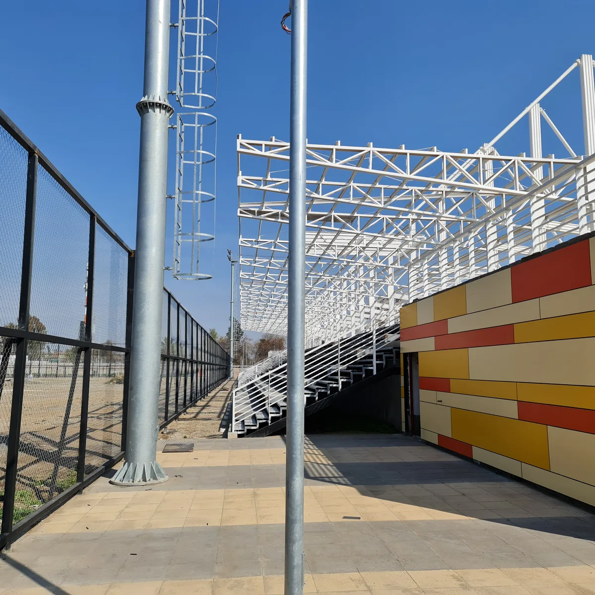 Graderías y estructura de cubierta terminadas en el Estadio Peñalolén