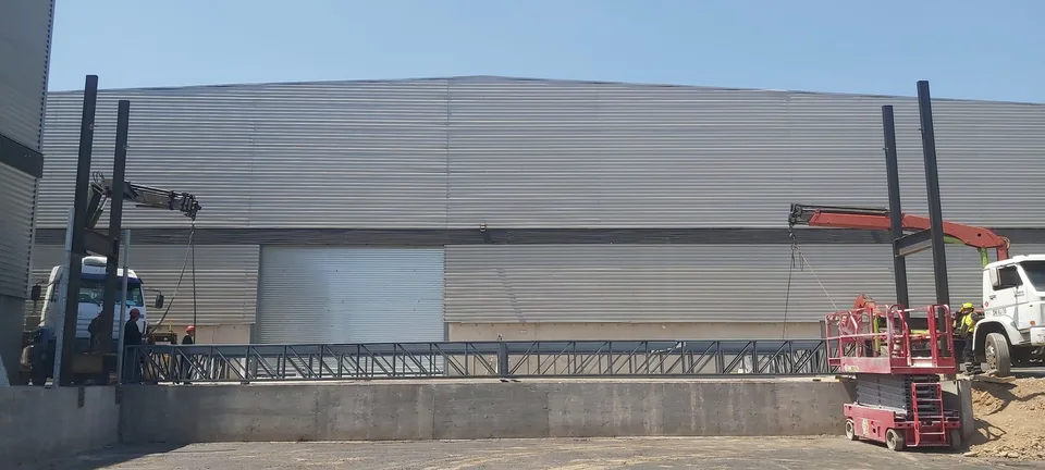 Montaje de estructura metálica de cubierta en andenes de carga