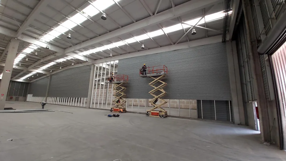 Instalación de muro divisorio cortafuego RF